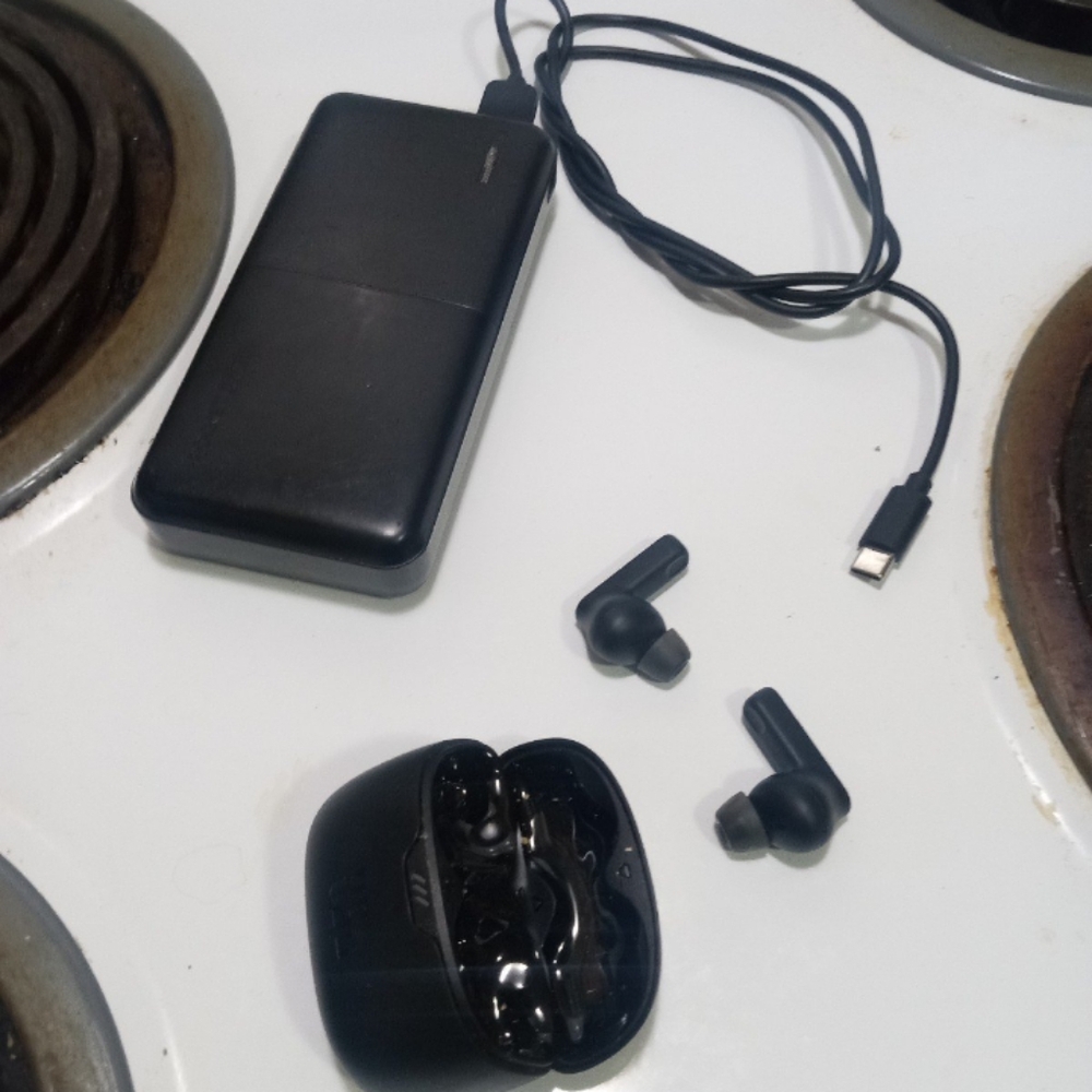 Wireless Earbuds & Portable Charger
